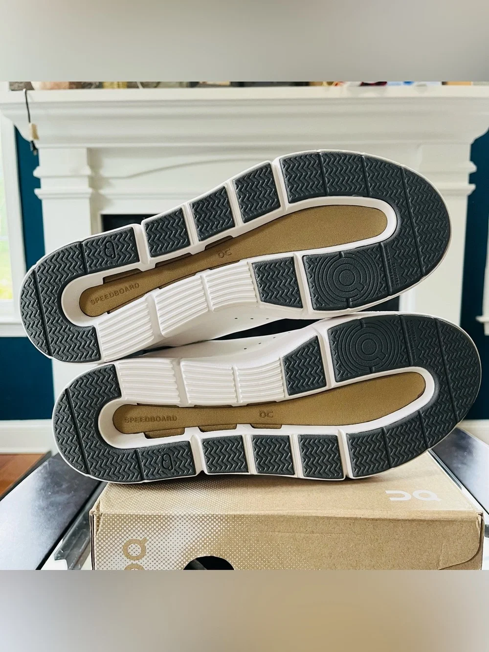 Sz 8 ON The Roger Advantage Men's Running Shoe White/Bronze (Women 9.5) 48.98343 - Picture 6 of 7